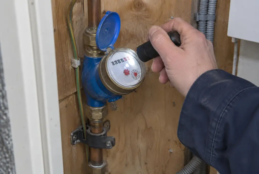 Lekdetectie Nootdorp – watermeter in de meterkast controleren met een zaklamp